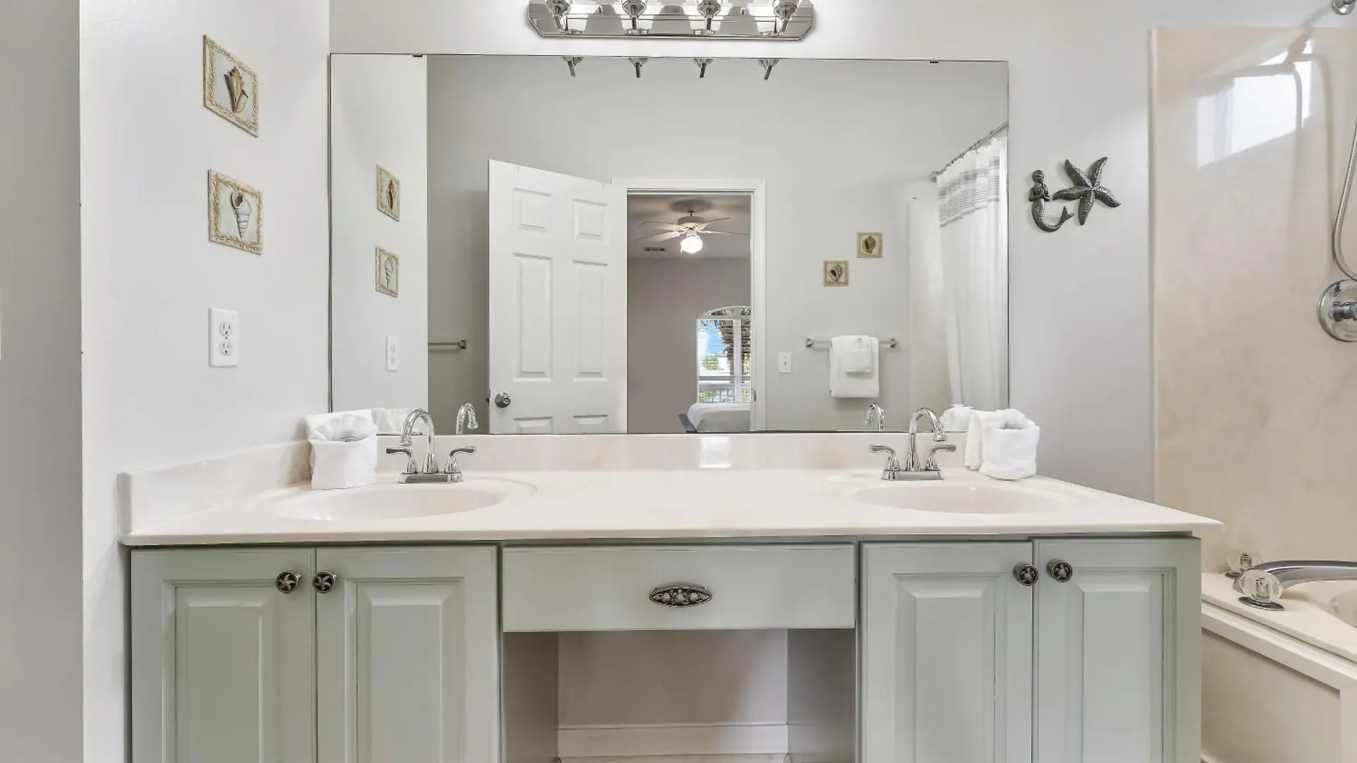 Holiday home Luxury Beach House Steps From Pool And Short Walk To Private Beach Pavilion Destin